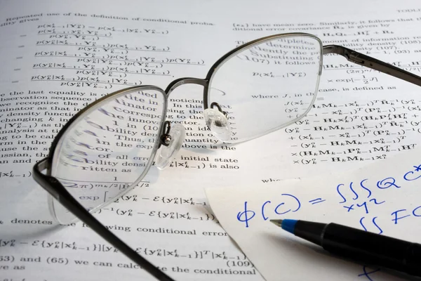 Libro, matemáticas, gafas, notas escritas —  Fotos de Stock