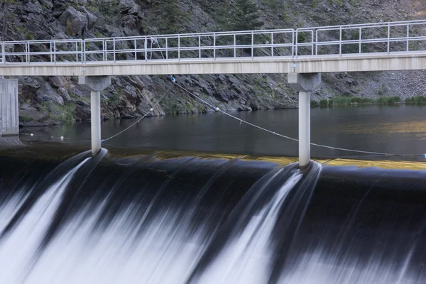 Spillway e passarela de represa de rio em uma montanha — Fotografia de Stock