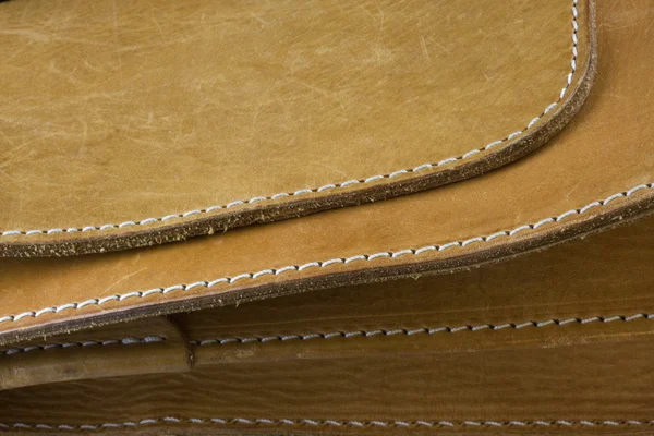 Gelbes Leder mit weißen Stichen Hintergrund — Stockfoto