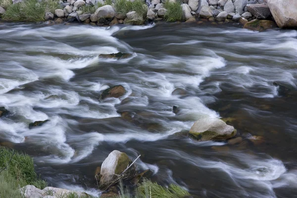 Wildwasser im Gebirgsfluss — Stockfoto