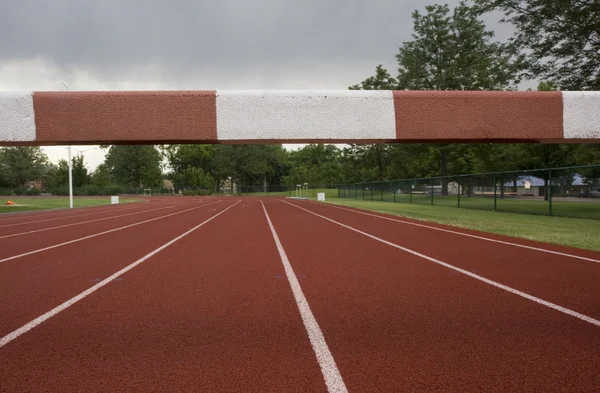 Running tracks met steeplechase barrière — Stockfoto
