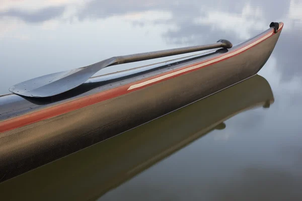 Bent shaft paddle on a bow of racing canoe — Stock Photo, Image