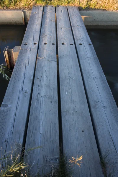 灌漑溝上小さい歩道橋 — ストック写真