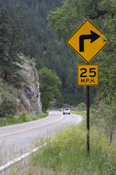 25 mph draaien op een bergweg — Stockfoto