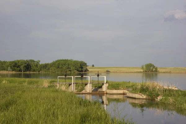 Canal de irrigação e reservatório — Fotografia de Stock