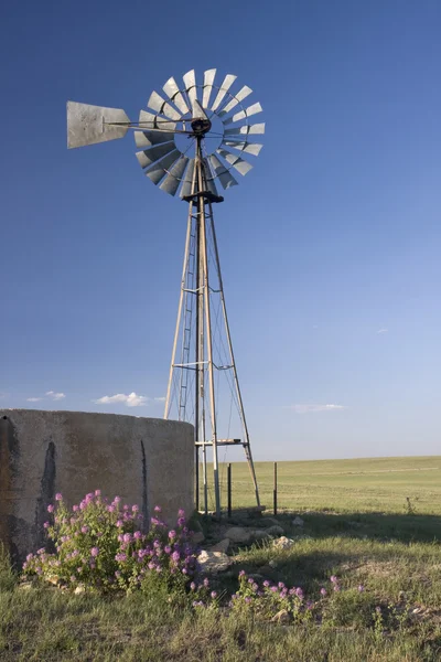 Mulino a vento, pompa dell'acqua e serbatoio — Foto Stock