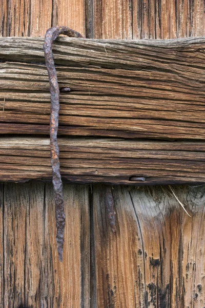 Wyblakły zardzewiały i drewna hak — Zdjęcie stockowe