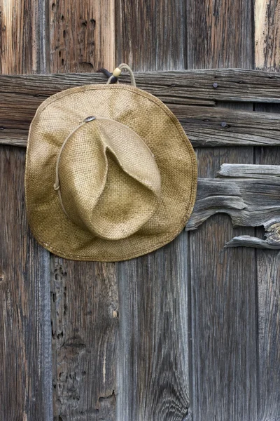 Slaměný klobouk kovboj a dřevo — Stock fotografie