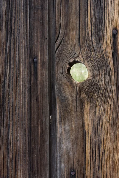 エリンアンドリュースのぞき窓 - 風化させた木製の背景 — ストック写真