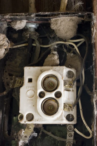 配線の問題か？クモの巣との古いヒューズ ボックス b — ストック写真