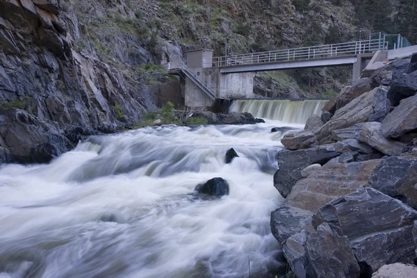 Afleiding dam in een rivier berg — Stockfoto