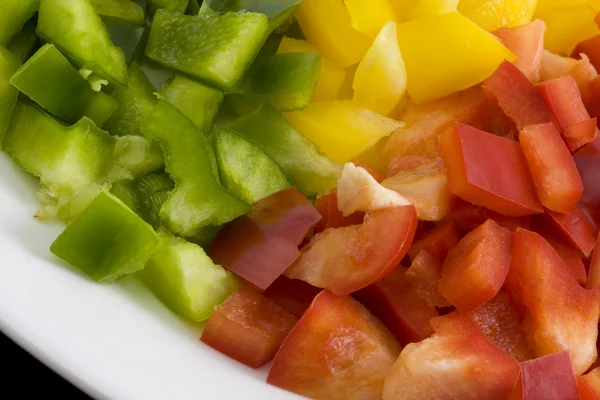 Zelené, červené a žluté papriky nakrájené — Stock fotografie