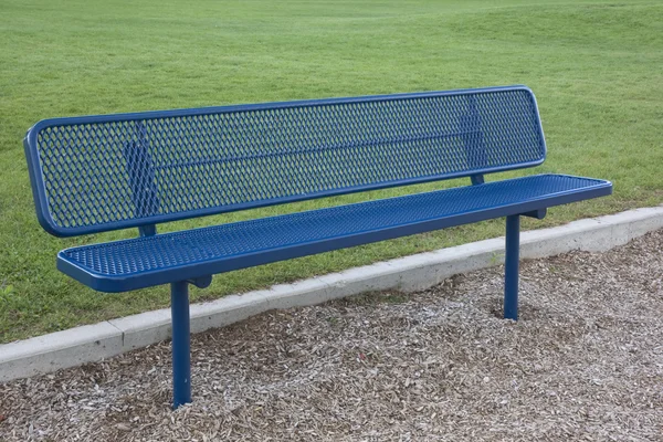 Niebieski ławki metalowe — Zdjęcie stockowe