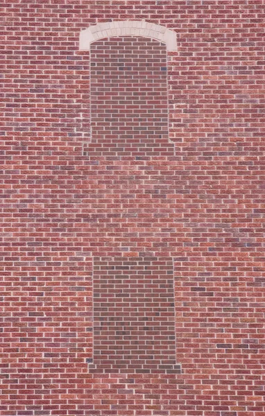 Ziegelmauer mit zwei blinden Fenstern — Stockfoto