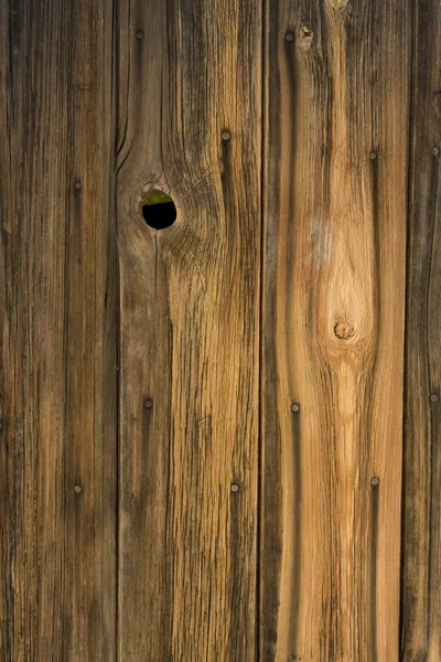 Погодная древесина из старой стены коровника — стоковое фото