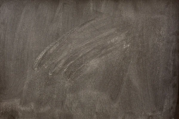 消しゴムから白い汚れを空の黒板 — ストック写真