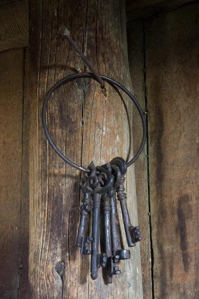 Δαχτυλίδι από βαριά, vintage κλειδιά που κρέμεται από μια θέση — Φωτογραφία Αρχείου