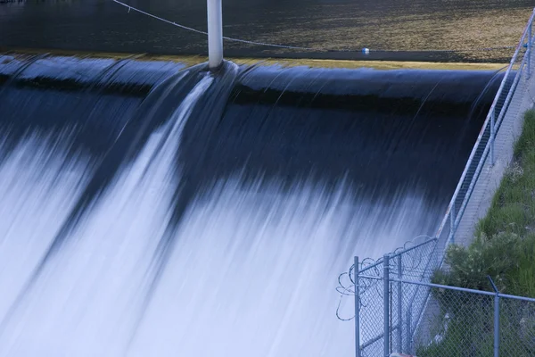 강 댐 방수로 및 울타리 — 스톡 사진