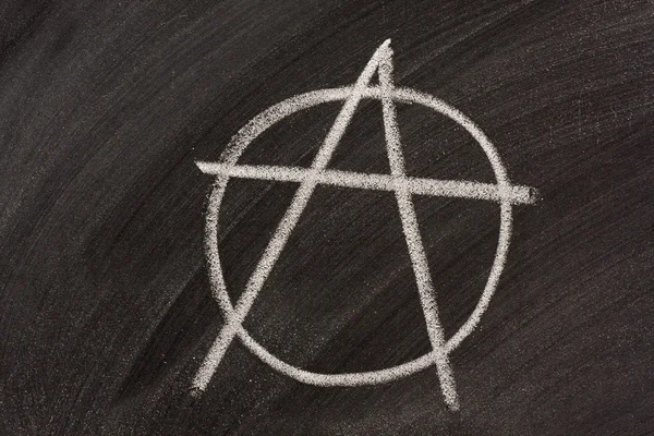 Symbolu anarchii na tablicy — Zdjęcie stockowe