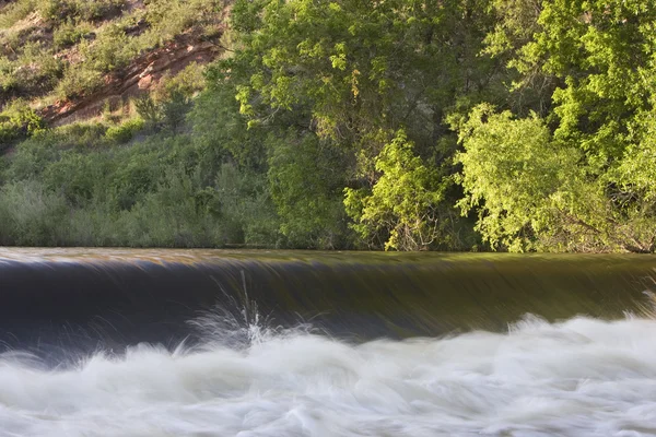 Floden avledning dam med vita vatten — Stockfoto