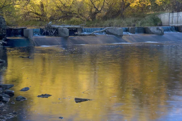 Floden avledning dam med höstfärger — Stockfoto