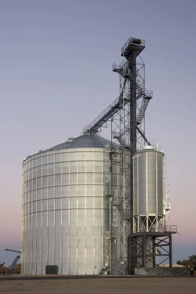 Getreidesilo und Aufzug — Stockfoto