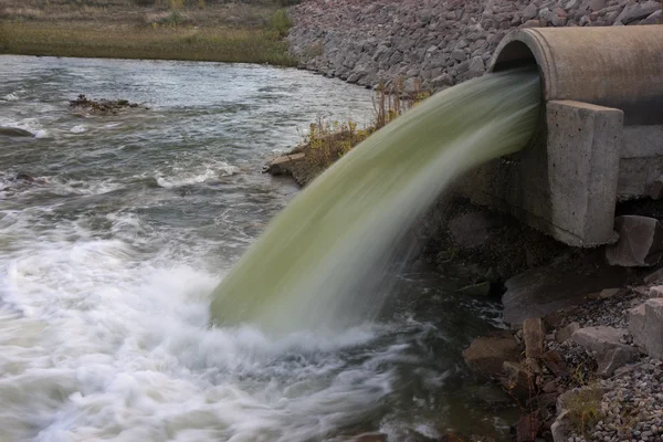 Água que flui de um grande tubo — Fotografia de Stock