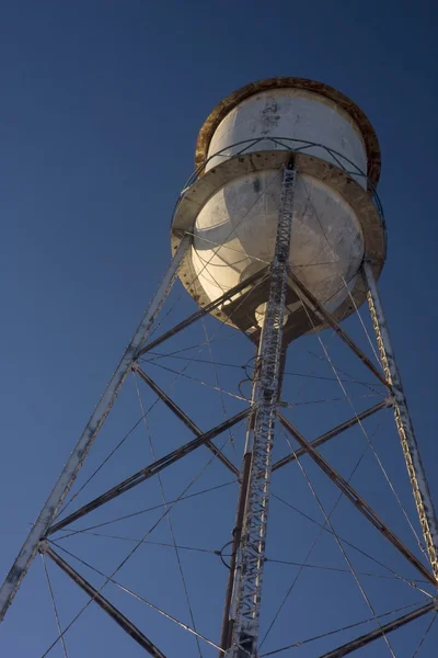 Gamla vattentornet mot blå himmel — Stockfoto