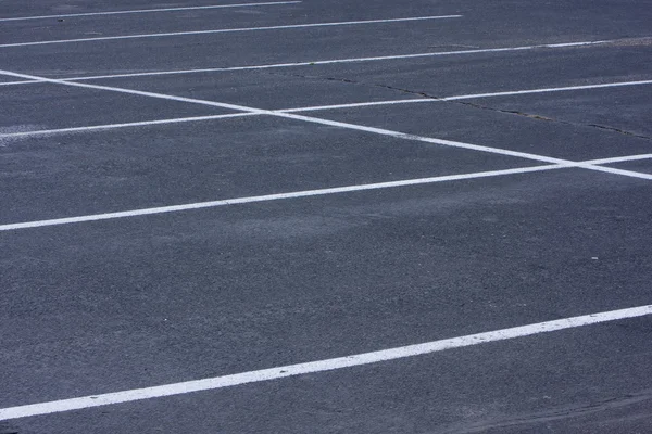 Prázdné parkoviště s bílými čarami — Stock fotografie