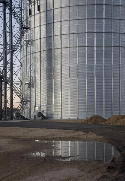 Yeni metal tahıl silosu inşa — Stok fotoğraf