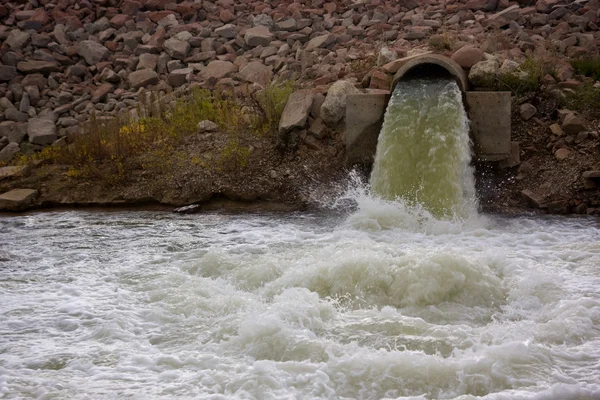 Água que flui para o lago a partir de um grande tubo — Fotografia de Stock