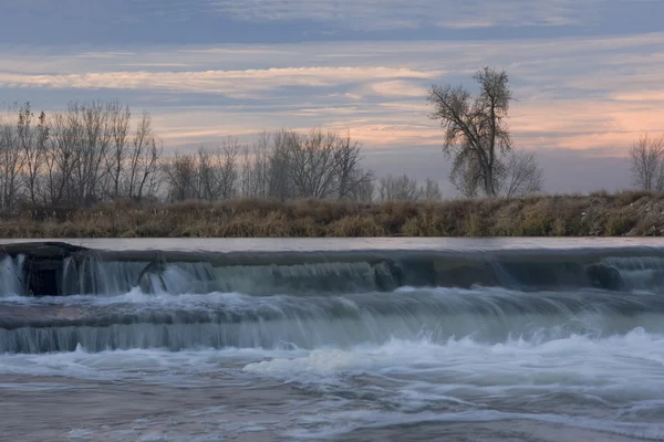 小さな川の転換のダム — ストック写真