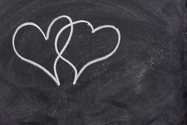 Yazı tahtası üzerinde iki kalp — Stok fotoğraf