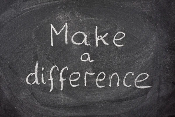 Make a difference phrase on blackboard — Stock Photo, Image