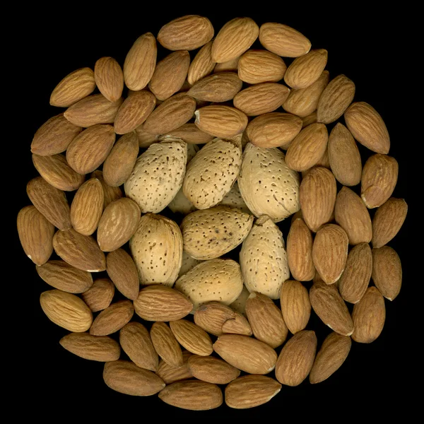 Shelled and unshelled almonds — Stock Photo, Image