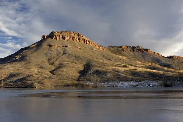 Hügel, Sandsteinfelsen, zugefrorener See — Stockfoto