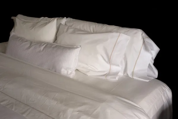 Μαξιλάρια σε ένα ξενοδοχείο κρεβάτι — Φωτογραφία Αρχείου
