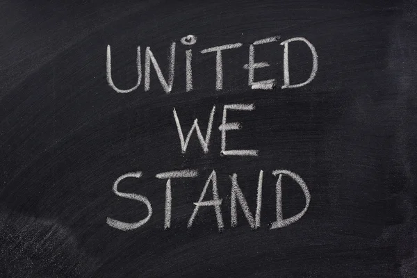 Ενωμένοι στεκόμαστε φράση στο blackboard — Φωτογραφία Αρχείου