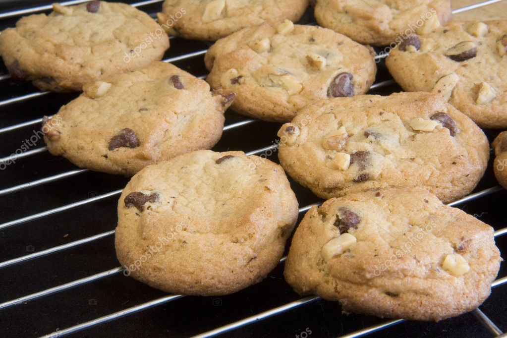 coolling racks with freshly baked cookies |图库照片08marek