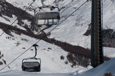 Kayak pistleri ile chairlifts