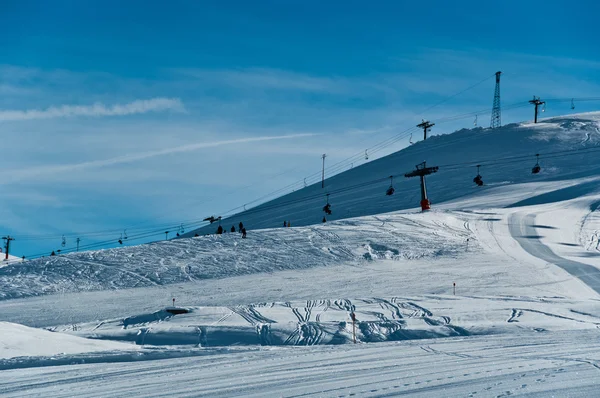 Pistes de ski avec télésièges — Photo