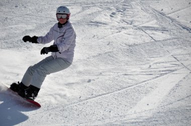 Toz kar içinde kadın snowboardcu