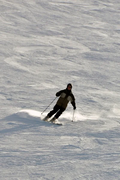 Лыжник в снегу — стоковое фото