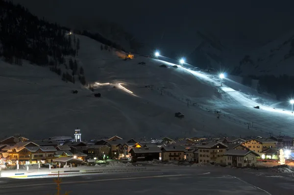 Σενάριο νύχτας σε χωριό σκι — Φωτογραφία Αρχείου