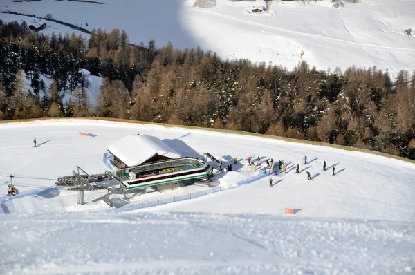 Vista para baixo pista de esqui na estação de teleférico — Fotografia de Stock