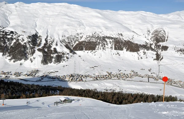 View down ski slope — Stockfoto