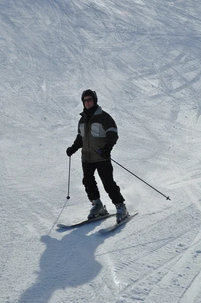 滑雪者在粉雪中 — 图库照片