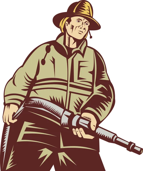 Пожежник носить шланг — стокове фото