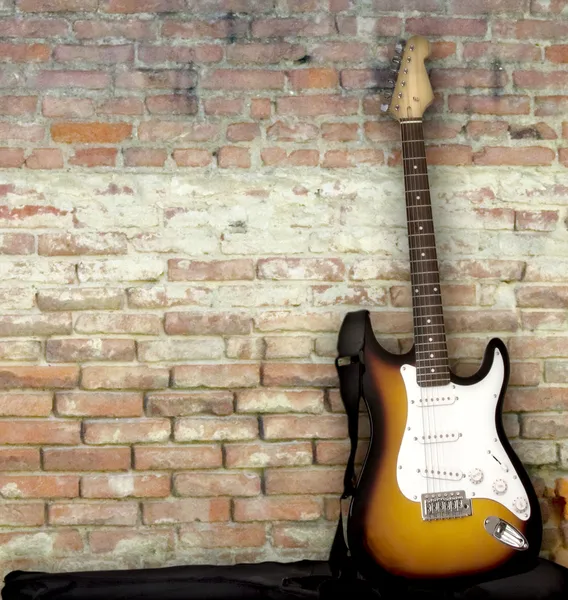 Gitarr lutad mot väggen — Stockfoto
