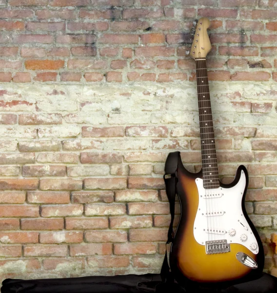 भिंत विरुद्ध गिटार लीनिंग स्टॉक इमेज
